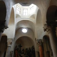 Il sacello, illuminato dall'altro