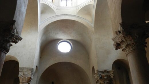 Il sacello, illuminato dall'altro