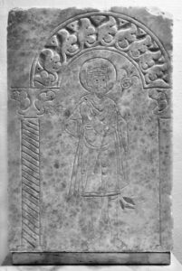 Pluteo frammentario inciso con San Cristoforo, con corona, palma fiorita e lunga veste. Senza Bambino,