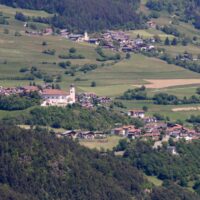 Una collina con chiese e boscgi