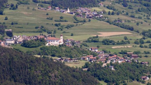 Una collina con chiese e boscgi