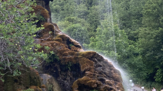 Una cascata sul travertino. presso Grotte a san Cristoforo di Labante