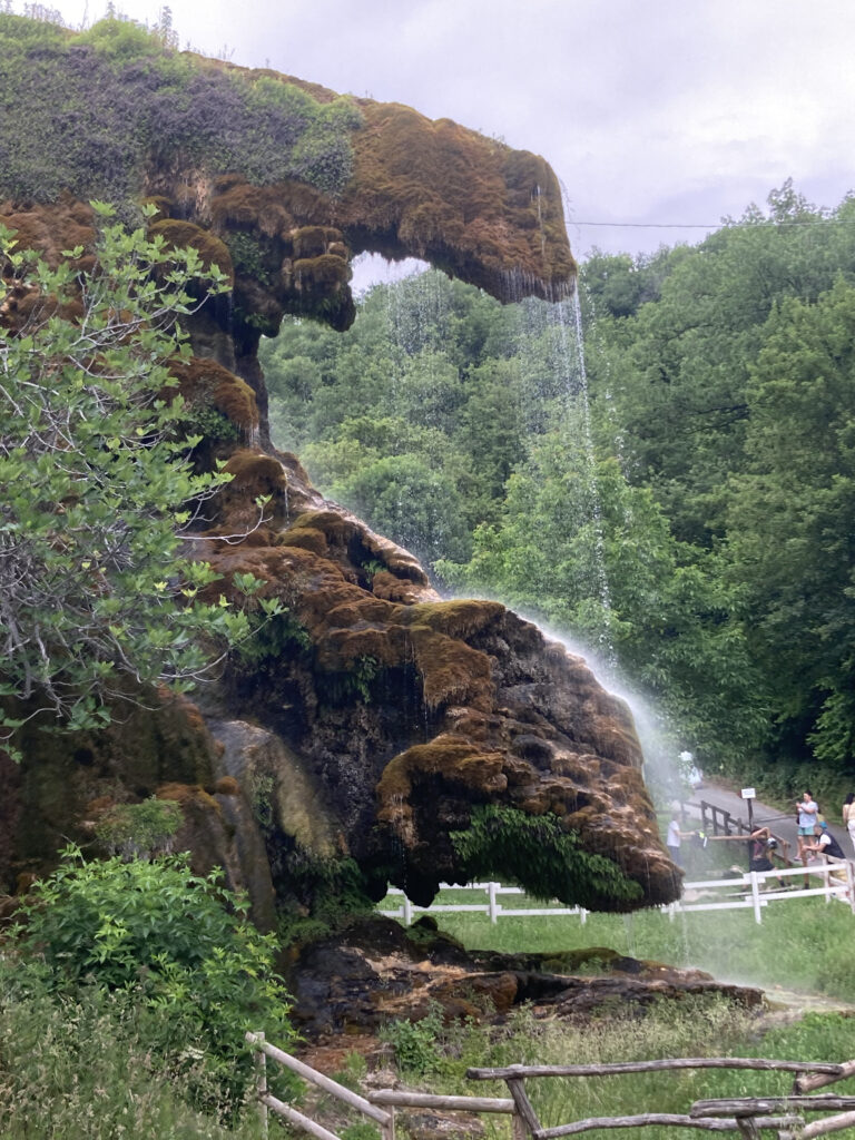 Una cascata sul travertino