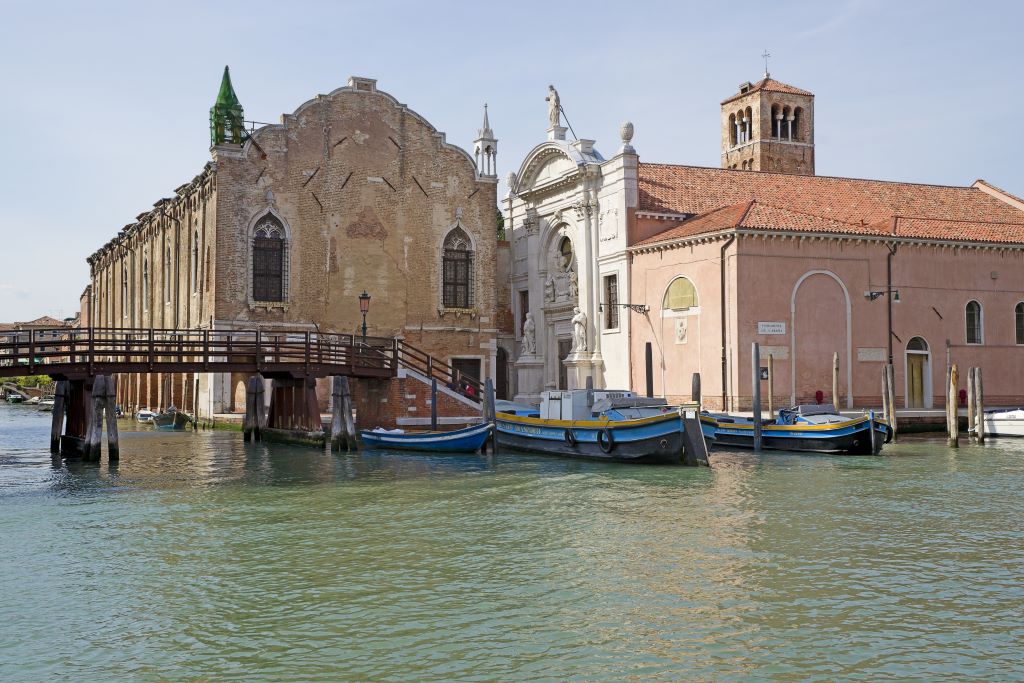 Scuola die Testori accanto alla chiesa