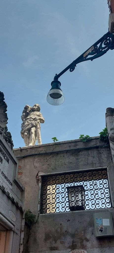 statua con lampione