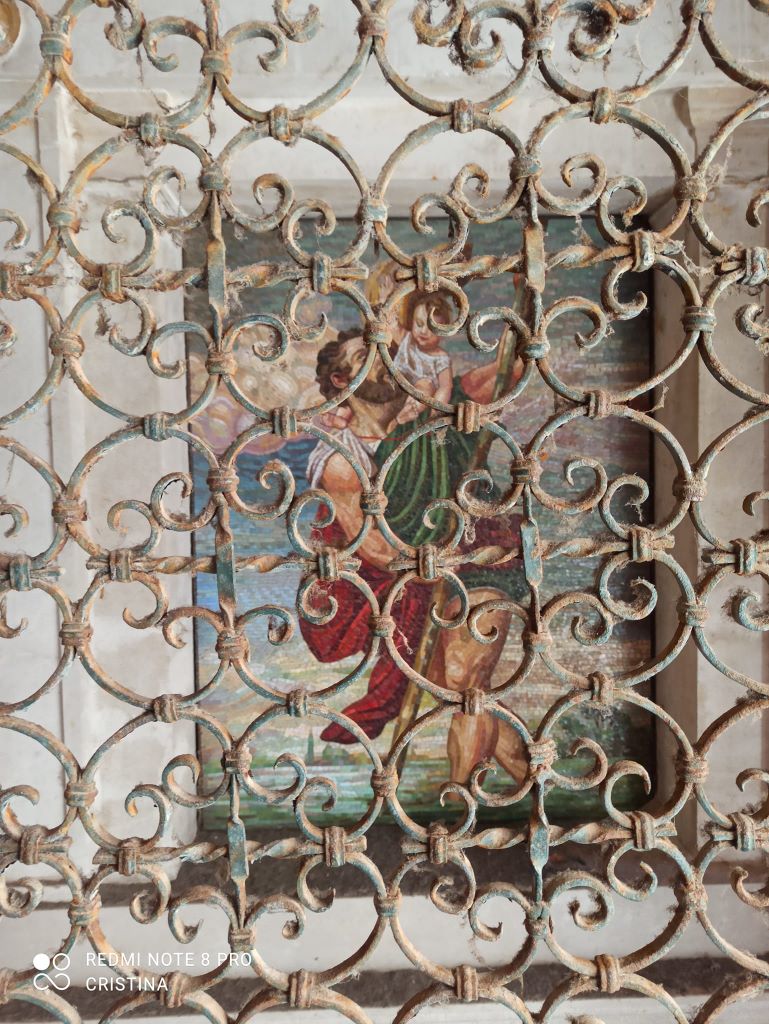 Mosaico di san Cristoforo dietro la grata