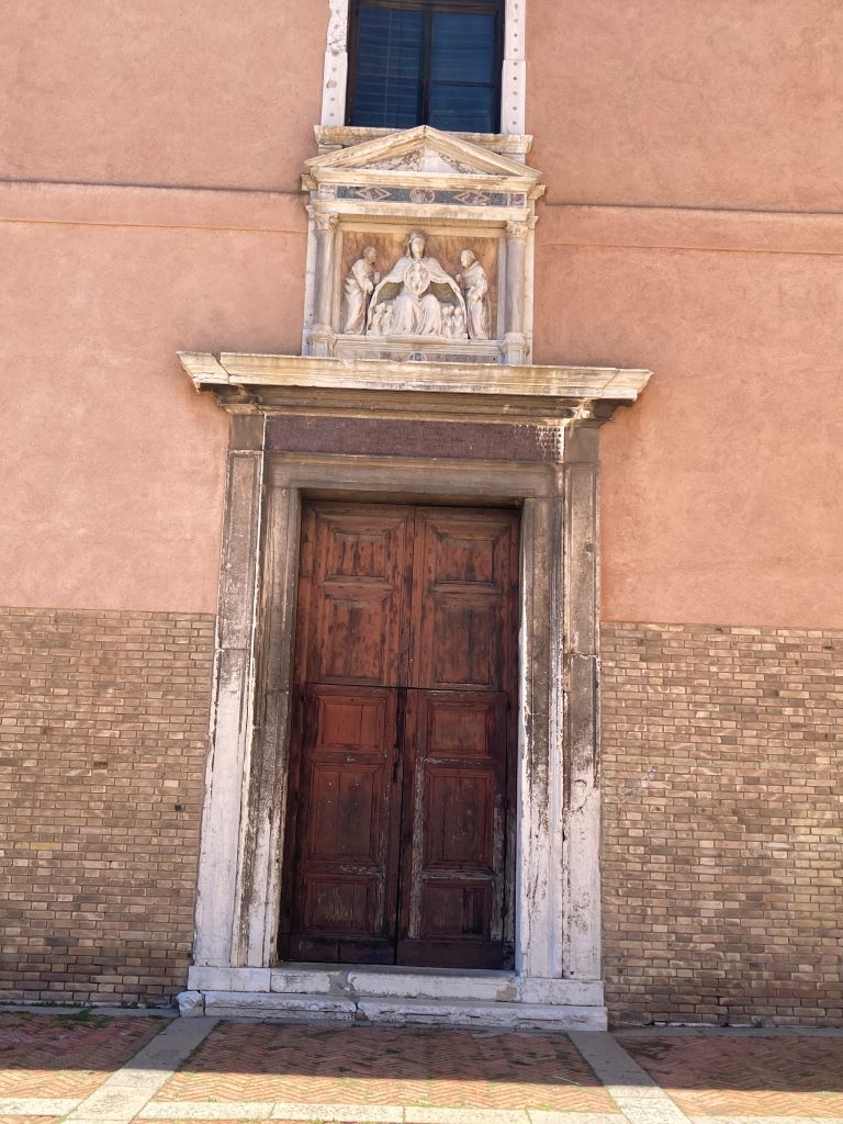 porta con altorilievo