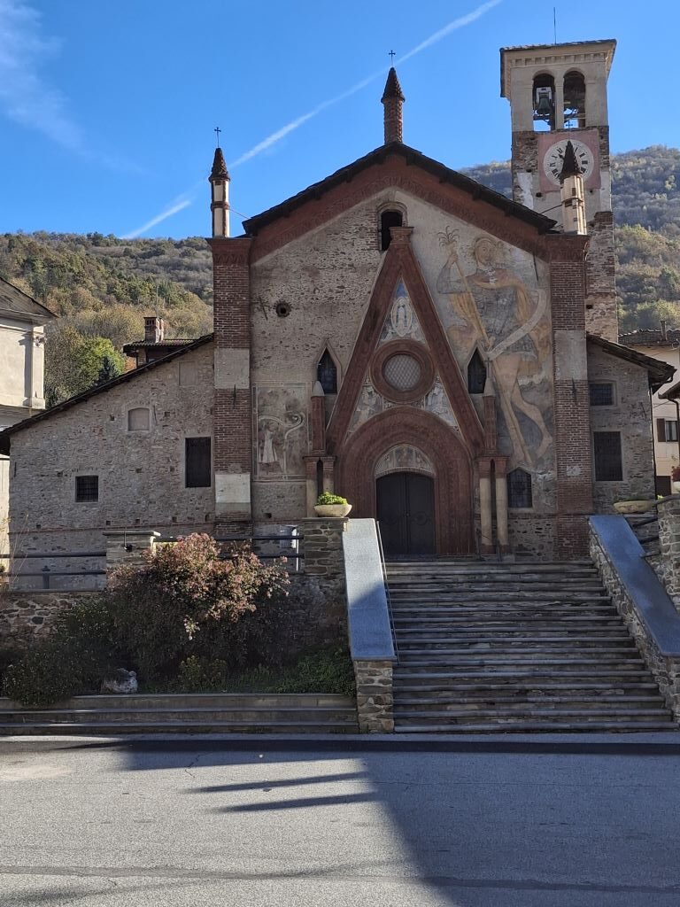 Chiesa con scalinata e sulla facciata san Cristoforo