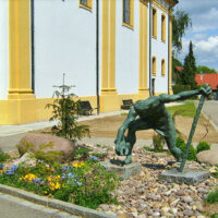 San Cristoforo sostiene il bambino che ha già appoggiato per terra