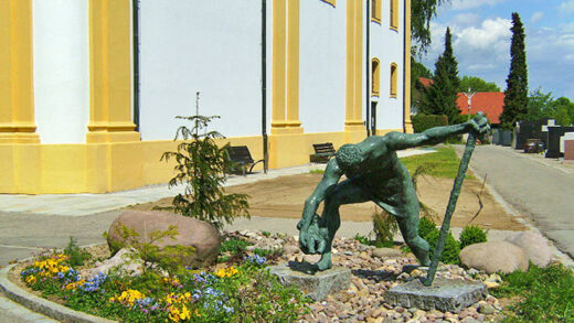 San Cristoforo sostiene il bambino che ha già appoggiato per terra