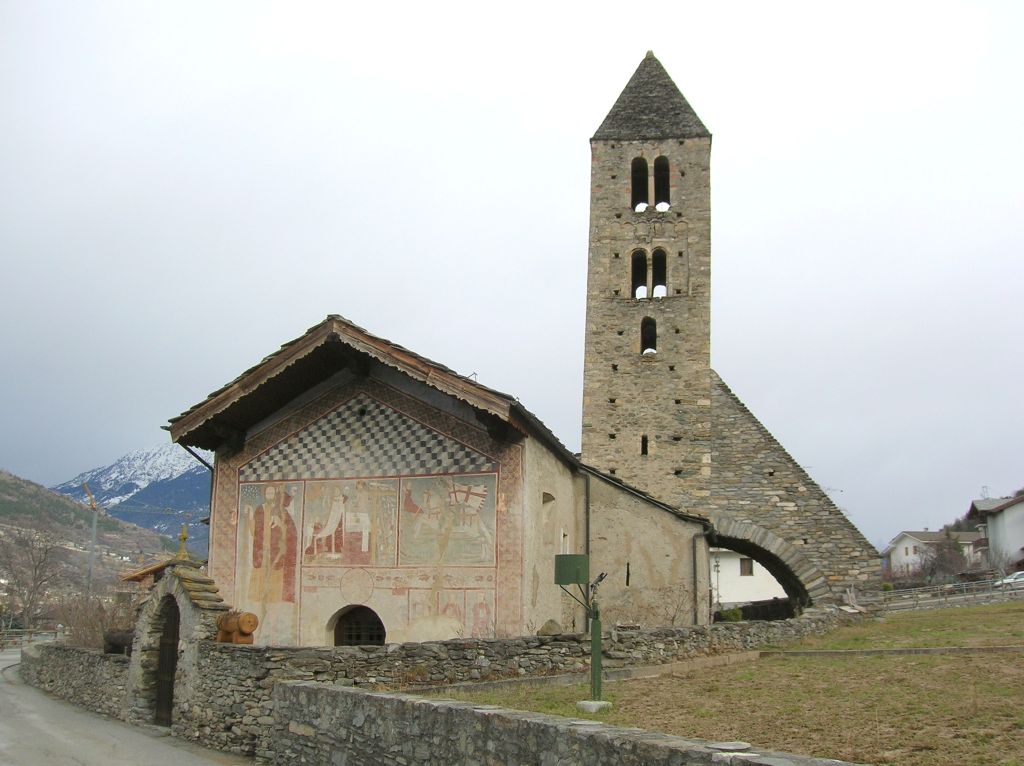 Chiesa romanica con facciata affrescata