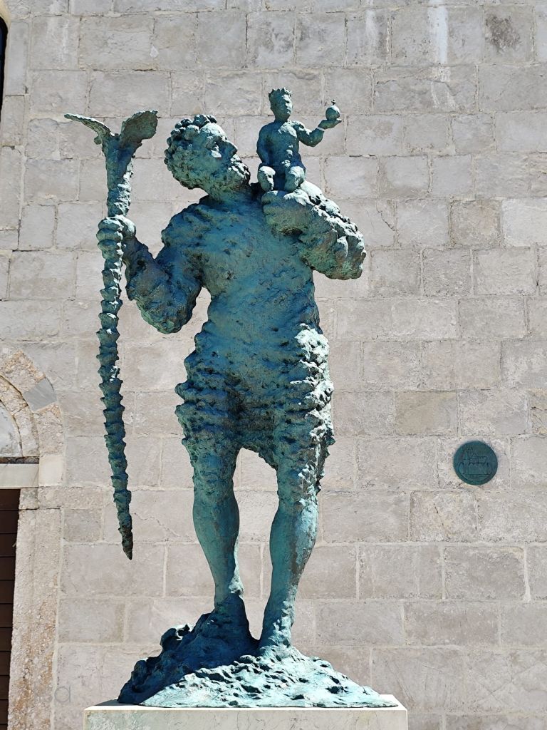 statua di fronte al mare