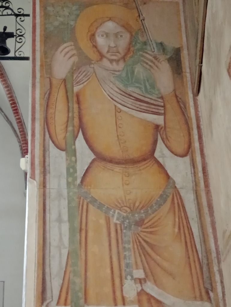 Santo ocra con sguardo corrucciato e bella fibbia