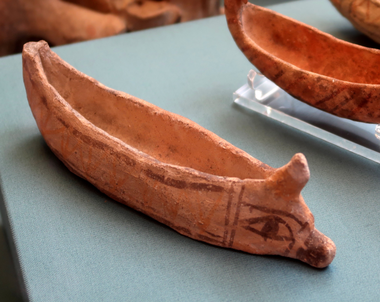 modello di barca cipriota con occhi