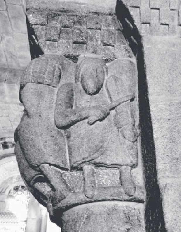 Capitello con uomo che suona la viola