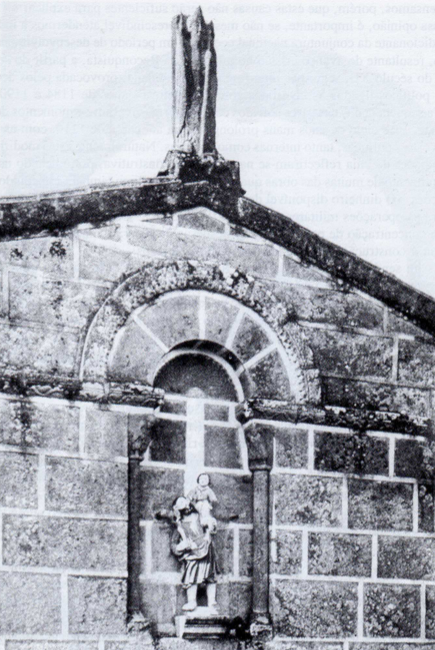Frontone della chiesa con statua di san Cristoforo