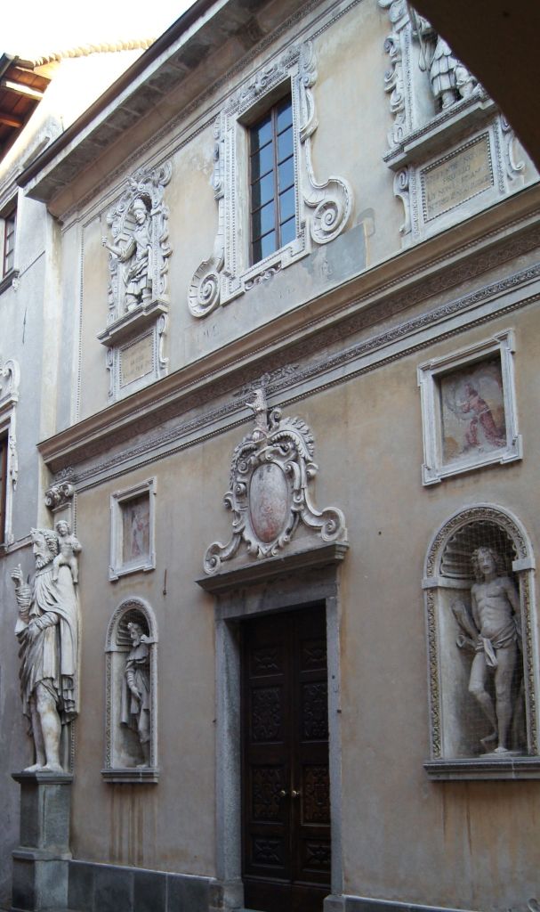 Facciata chiesa con stucchi