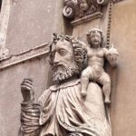 Busto del santo con Bambino di stucco