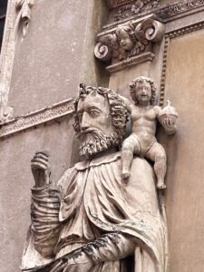 Busto del santo con Bambino di stucco